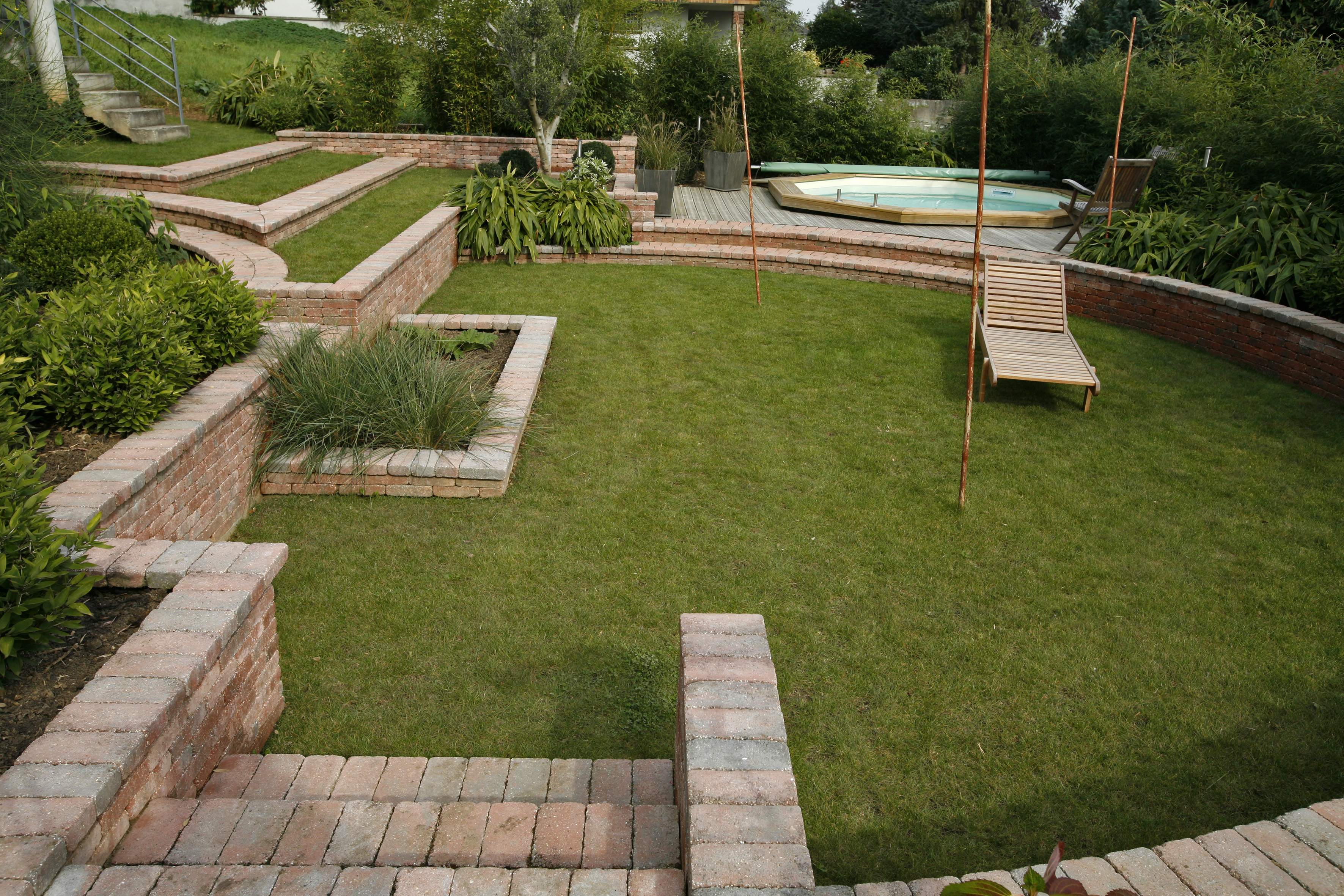 decoration jardin en pente