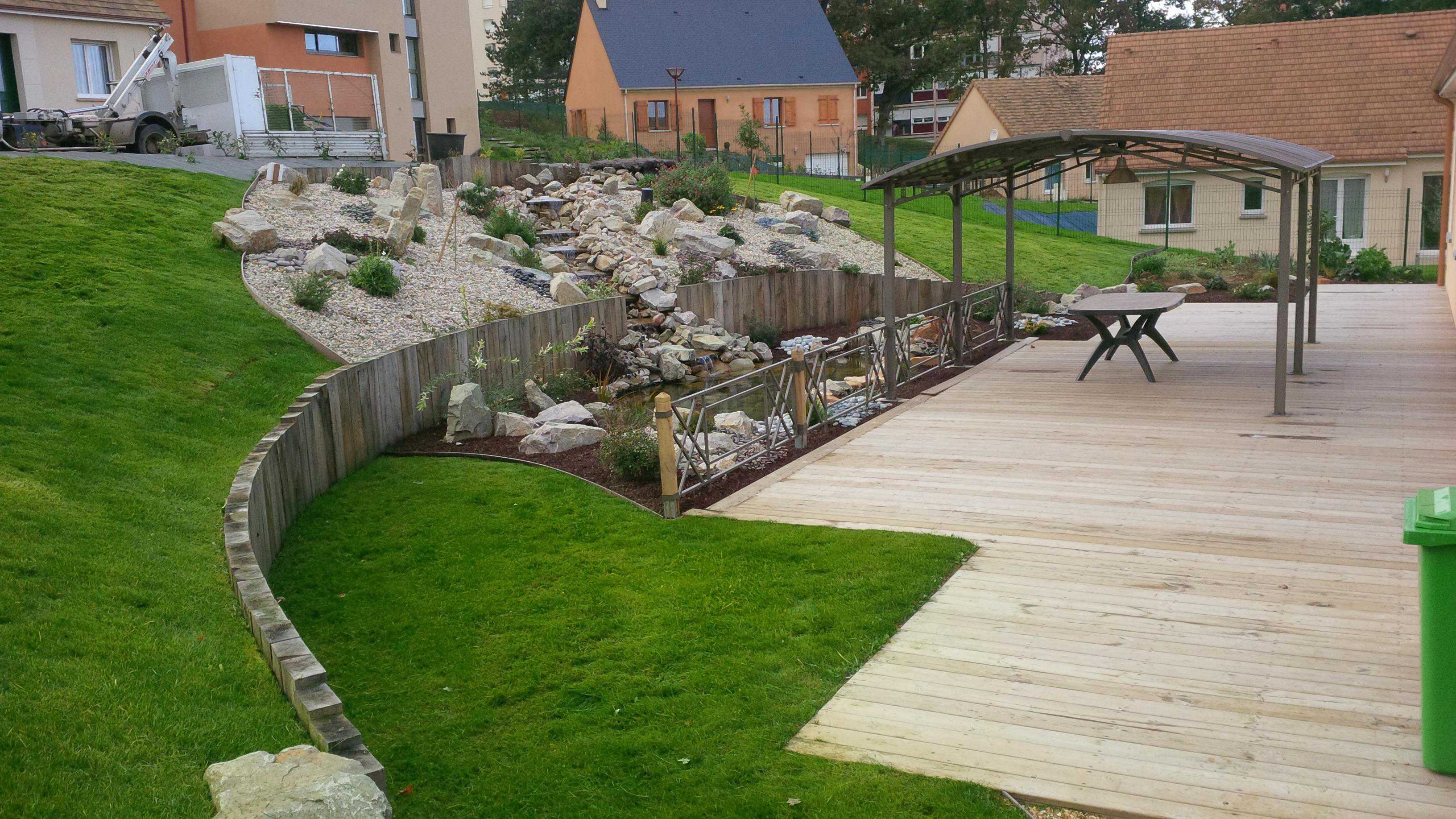 decoration jardin en pente