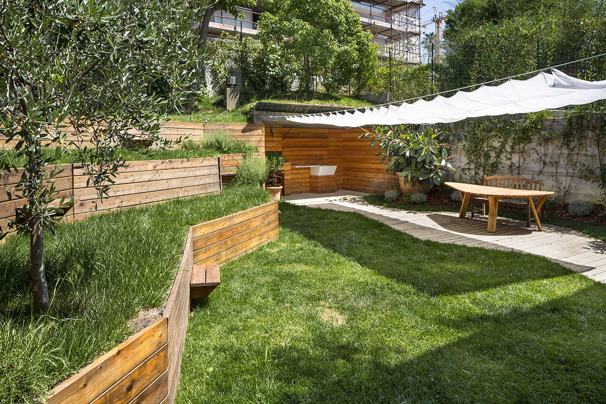 decoration jardin en pente