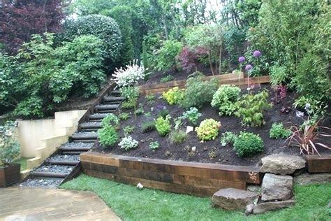decoration jardin en pente