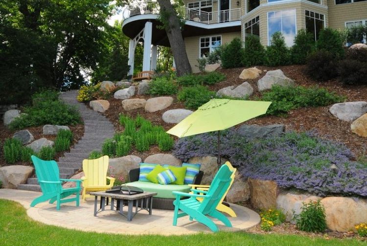 decoration jardin en pente