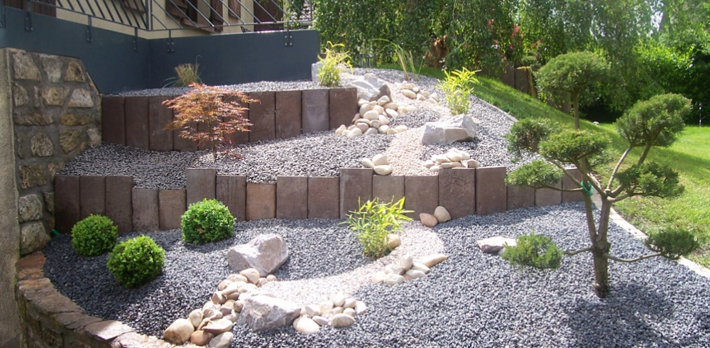 decoration jardin en pente